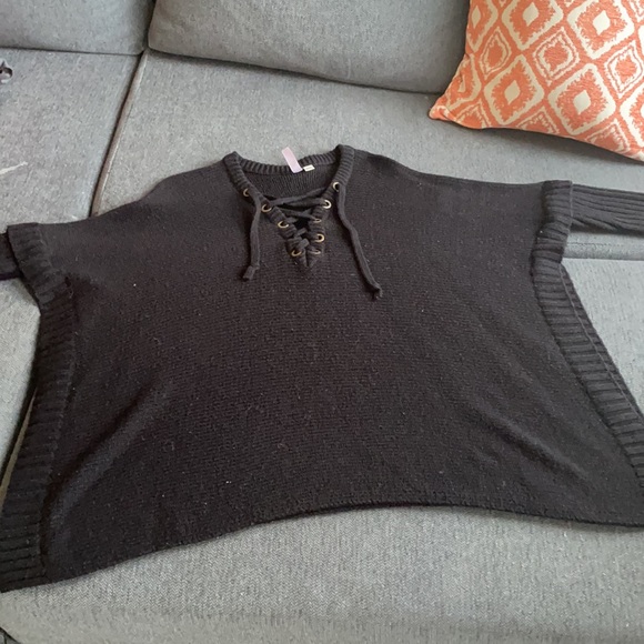 Black Poncho sweater - Picture 2 of 4